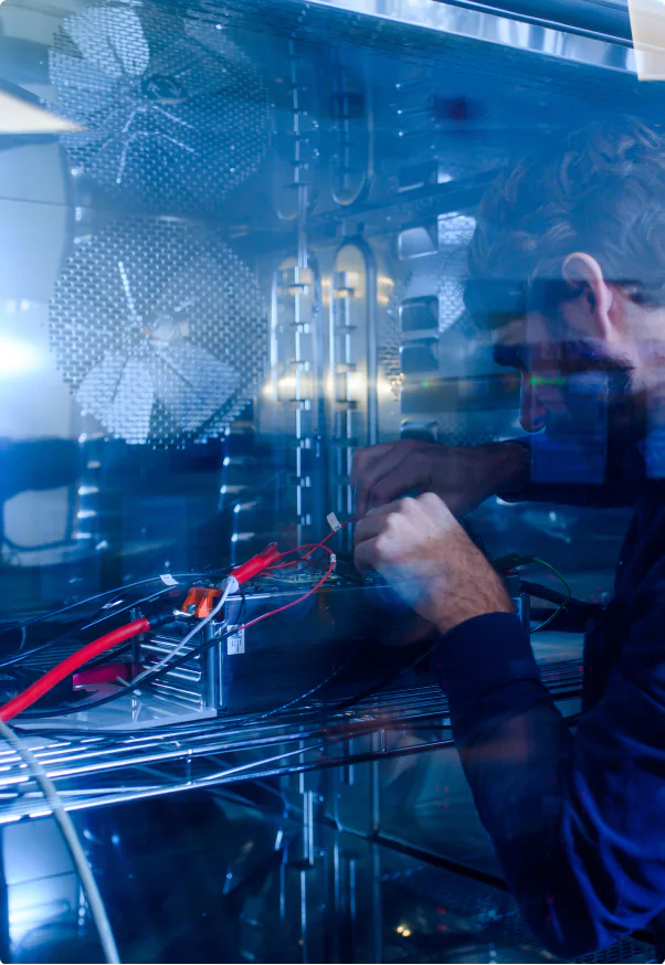 Ingenieur beim Testen einer Batterie im Batterieforschungszentrum von TWAICE