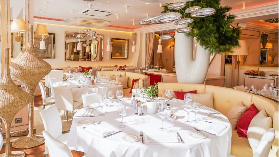 détail table intérieur Restaurant Le Girelier à Saint Tropez