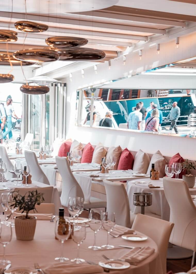 détail table intérieur Restaurant Le Girelier à Saint Tropez