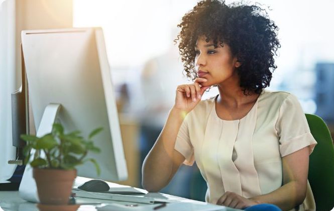 Sinea formation, femme devant son bureau