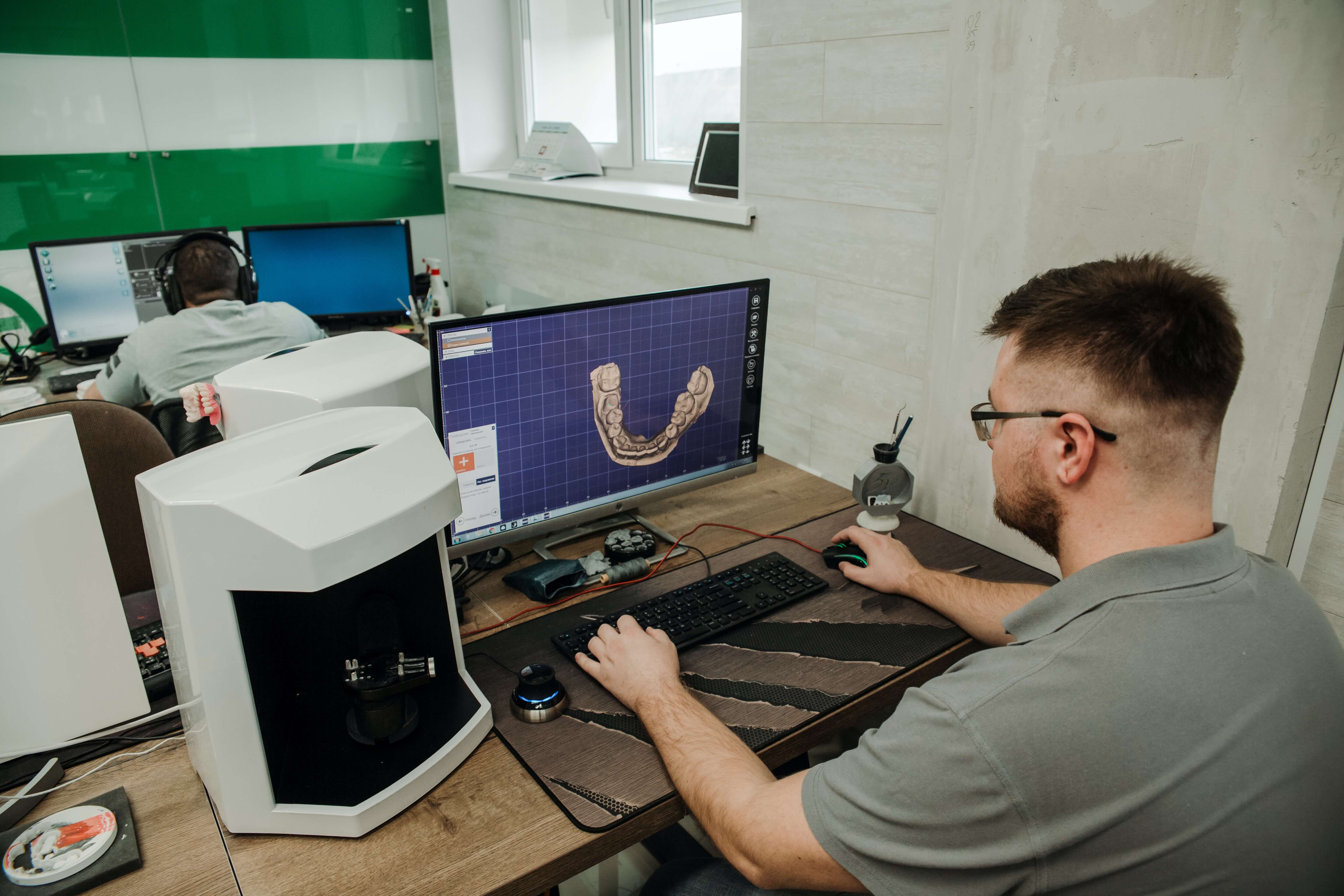technician creates affordable dentures in Kissimmee, FL