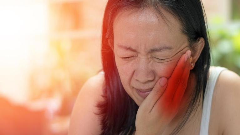 woman with tooth pain in Huntsville AL