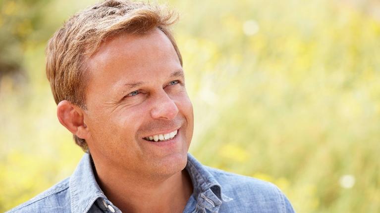 man smiling because he doesn't smoke | huntsville al dentist