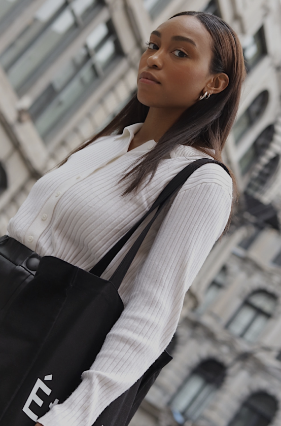 Girl walking while looking at camera - Bambuser plus