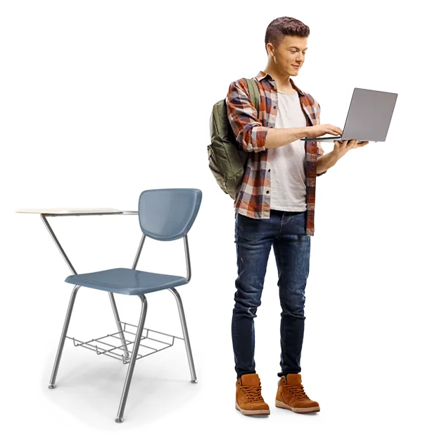 Homem em pé, estudando pelo computador