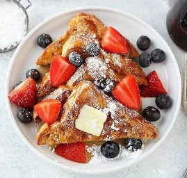 French toast with berries and powdered sugar