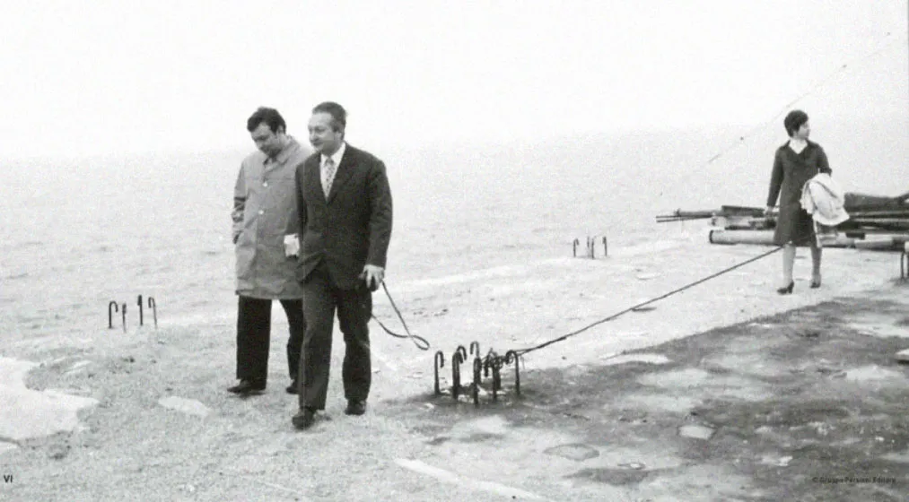 Giorgio Rosa walking on his platform