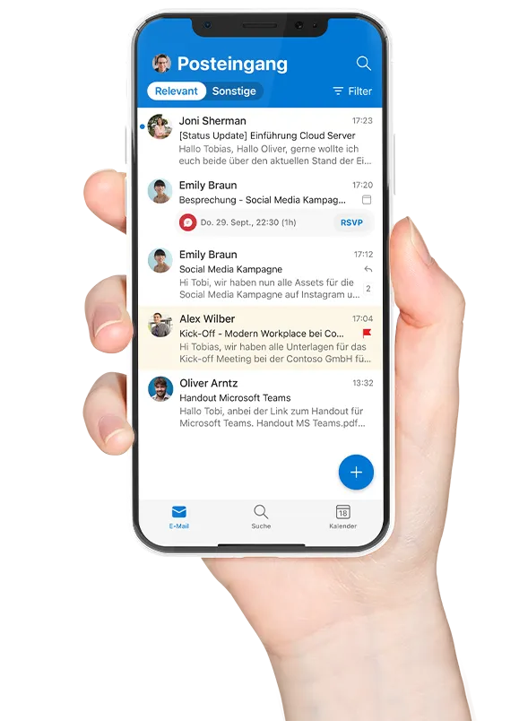 Eine weibliche Hand hält ein iPhone, dass auf dem Bildschirm Microsoft Outlook mit mehreren E-Mails zeigt.