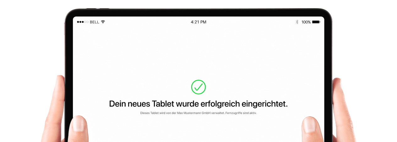 Zwei Hände halten ein iPad. Das Display zeigt ein erfolgreich eingerichtetes Gerät.