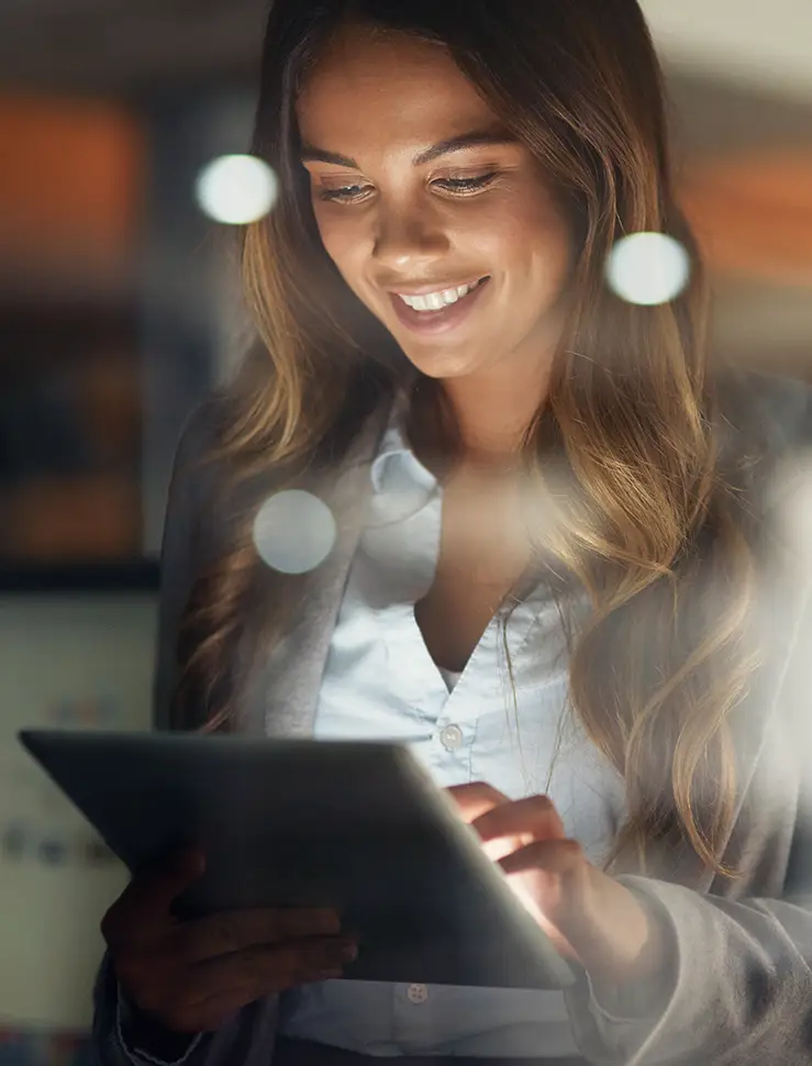 Eine junge Geschäftsfrau mit Tablet im Büro