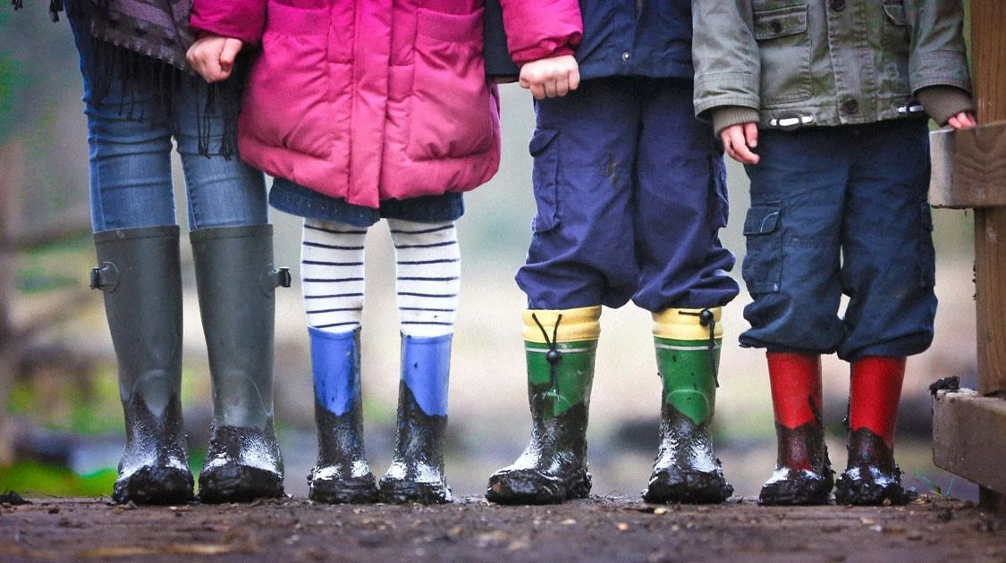 Bild zeigt Kinder in Gummistiefel