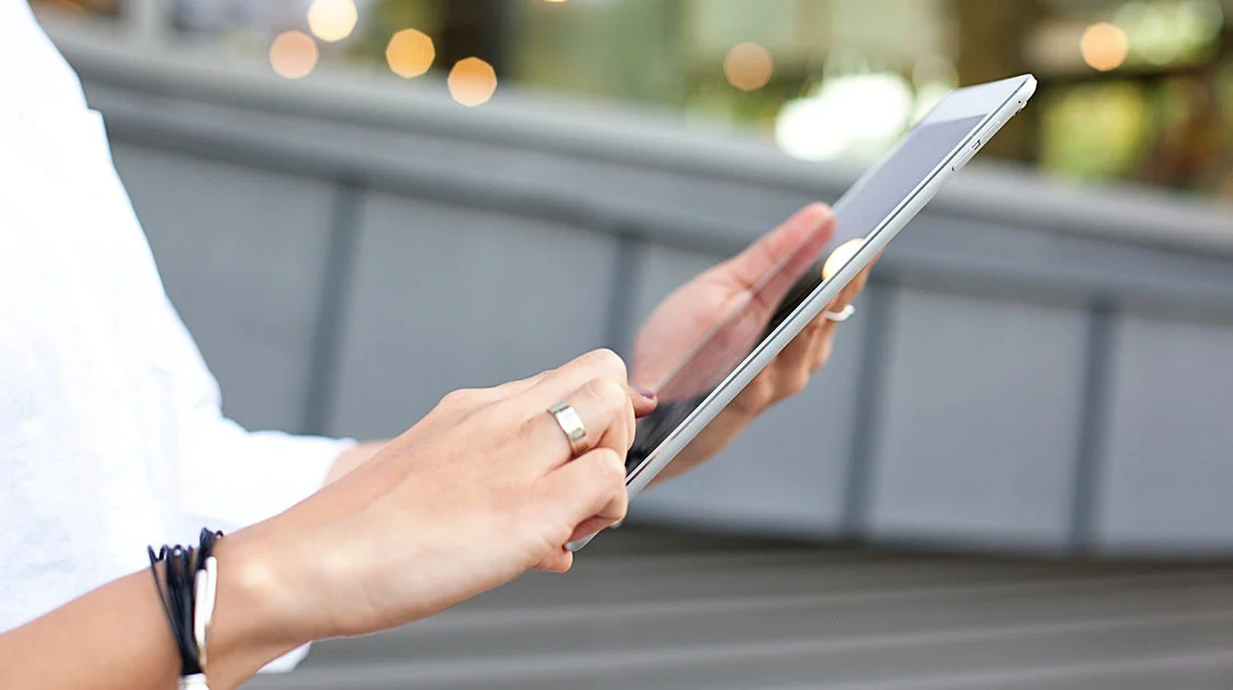 Frau mit iPad in der Hand