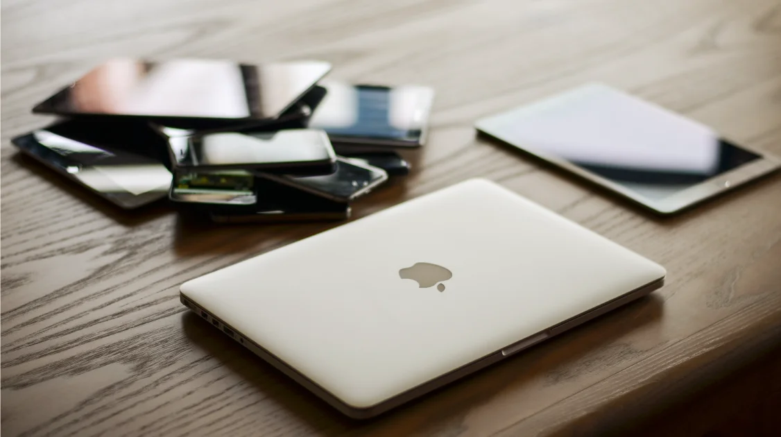 Table mit Laptop, Tablet und Smartphone