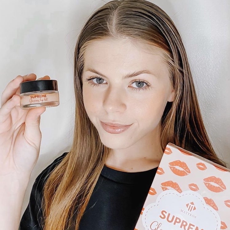 Influencer promoting beauty product