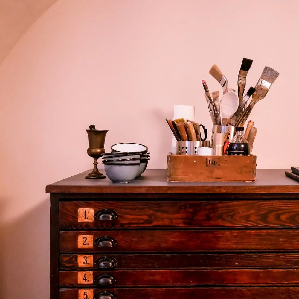 A dresser with 5 drawers