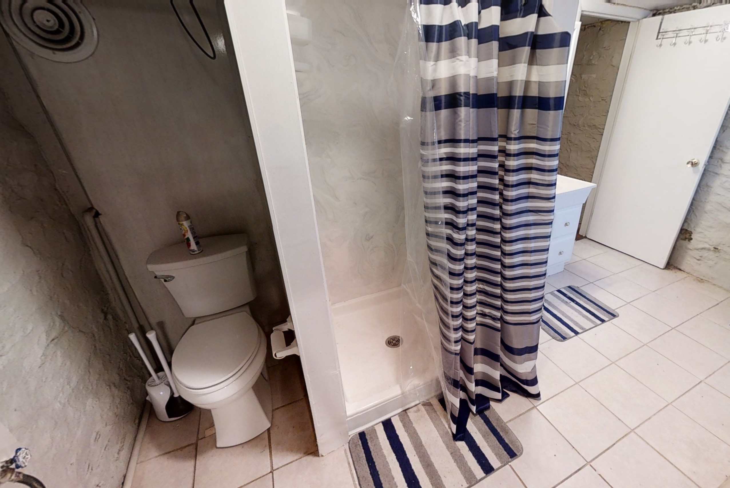 2047 Waldeck Ave 4 Bedroom / 1 Bathrooms