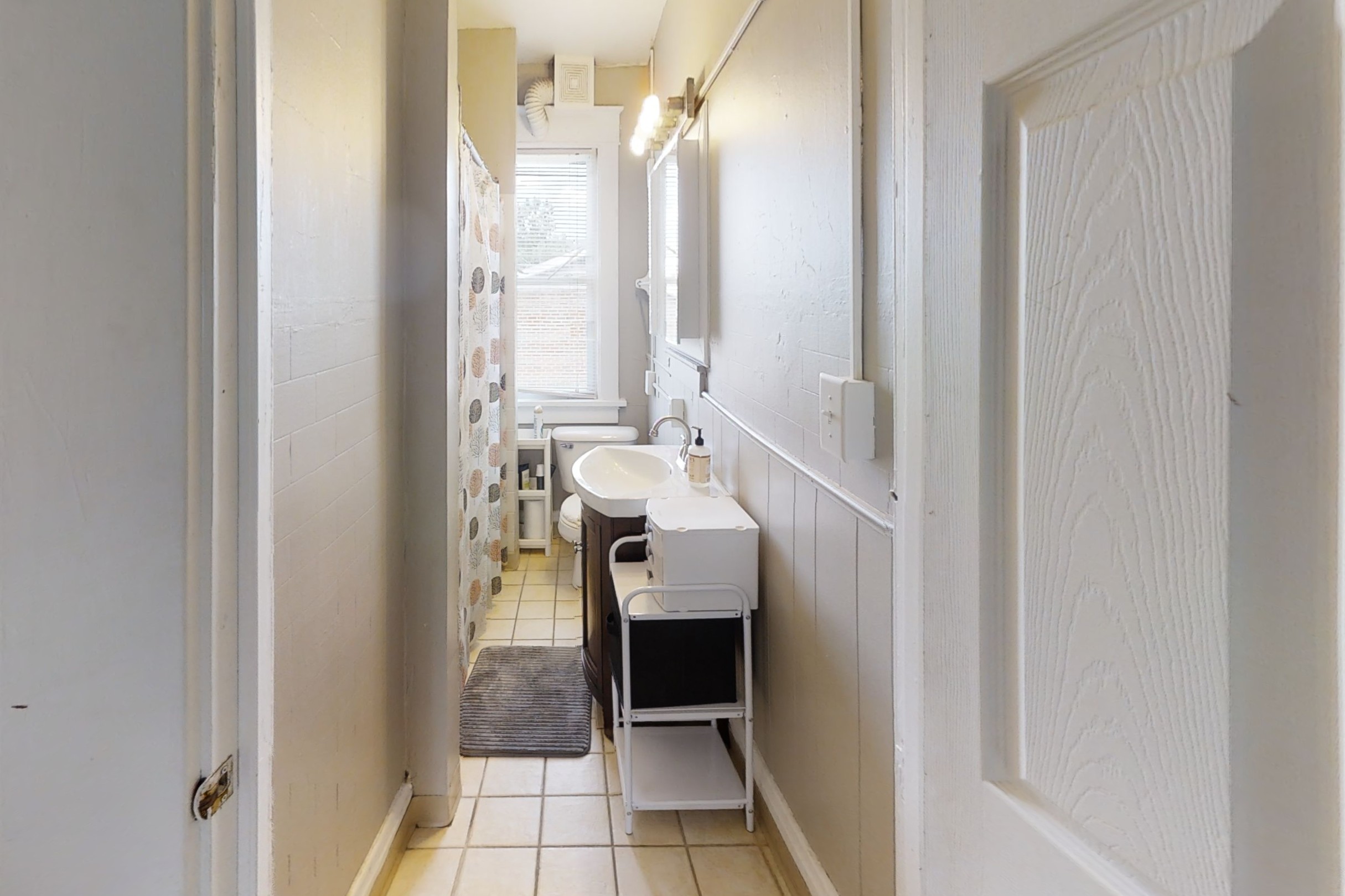 2047 Waldeck Ave 4 Bedroom / 1 Bathrooms