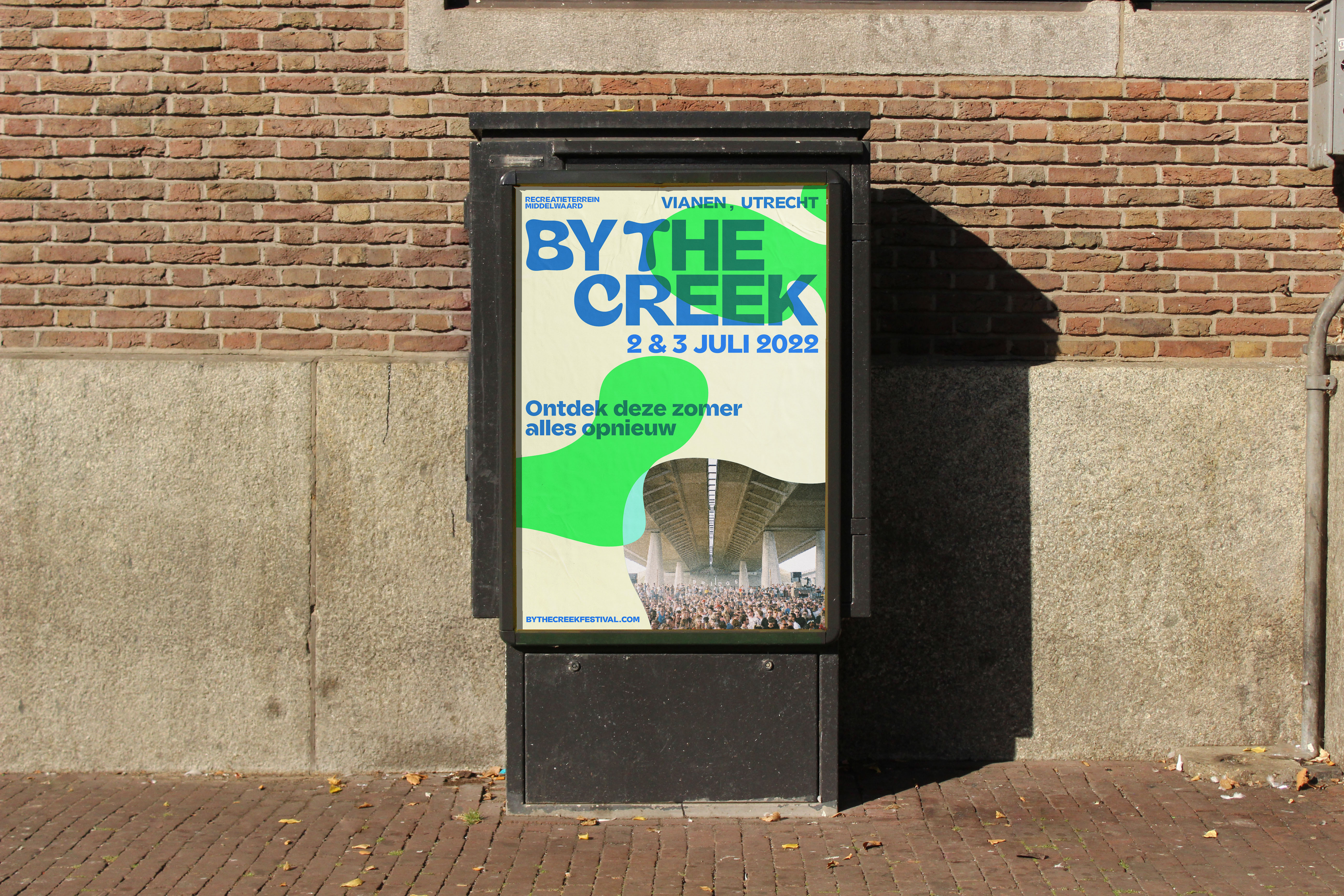 Een Poster van By The Creek buiten op een reclamebord