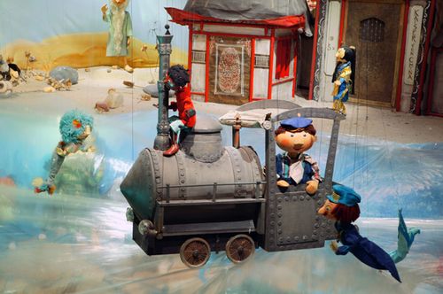 Augsburger Puppenkiste Eine Insel Mit Zwei Bergen Galerie | Augsburger Puppenkiste®