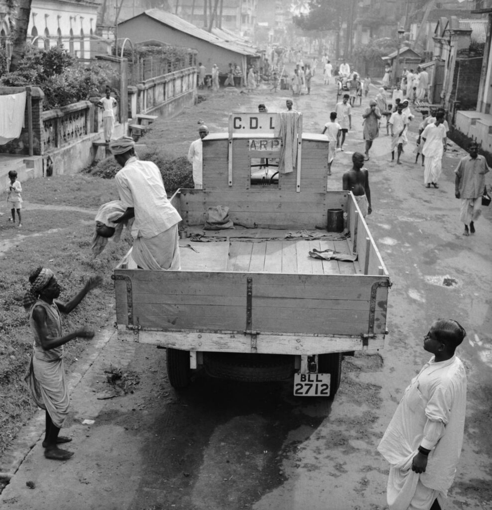 A truck that removes corpses in Kolkata during the famine in 1943.