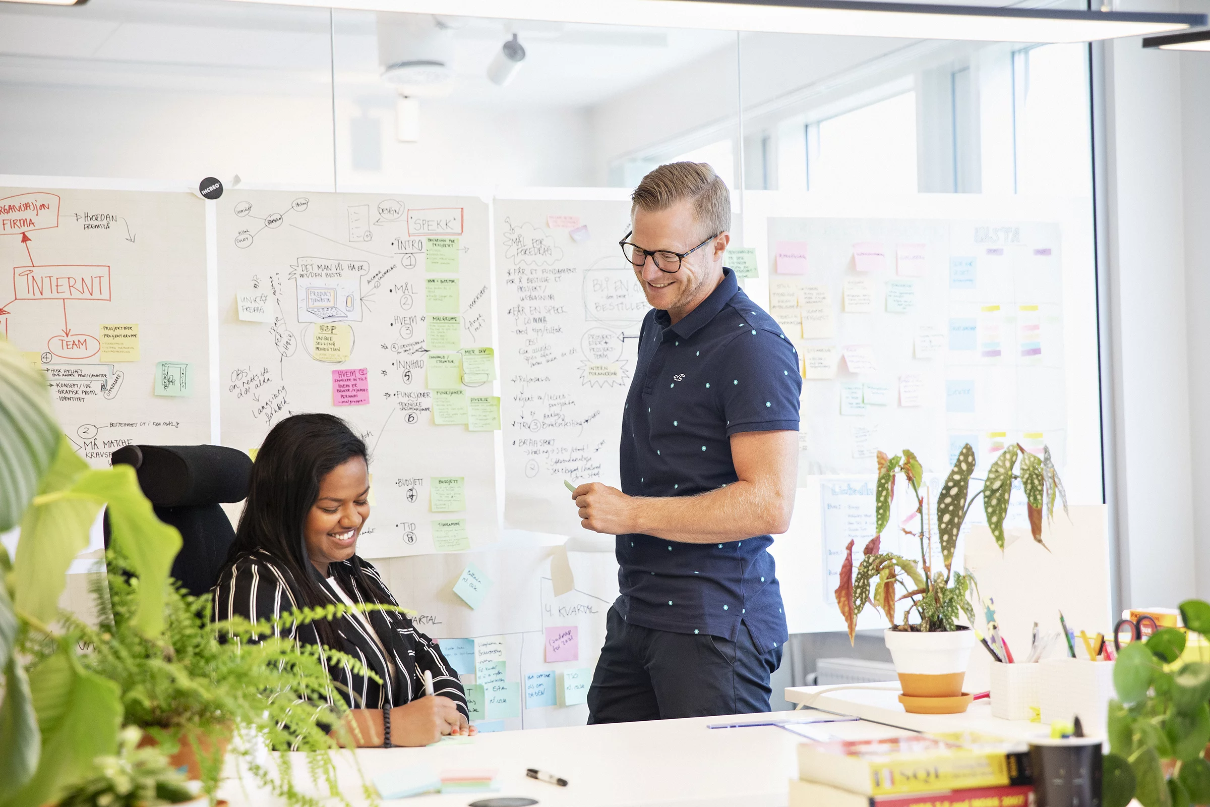 To personer jobber rundt et arbeidsbord