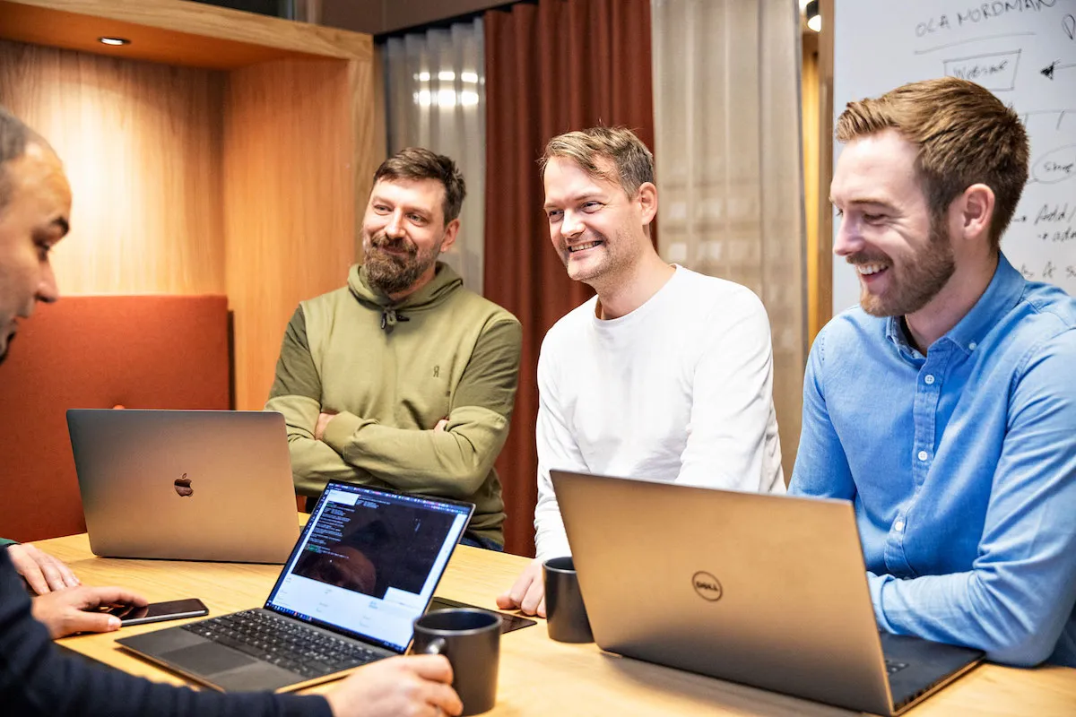 4 personer i samtale