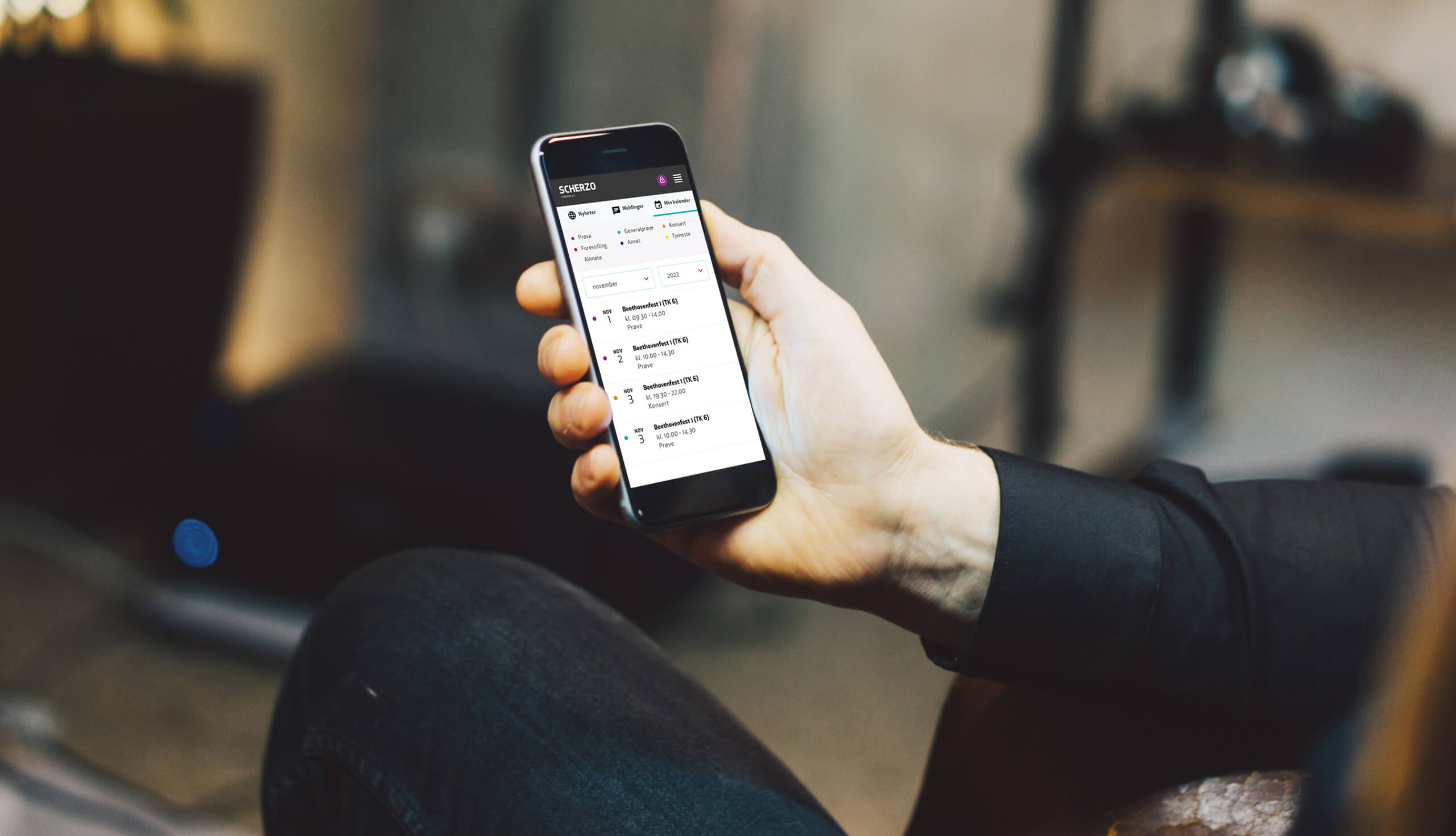 En hånd som holder en mobil som viser tso.no